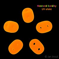Produktová fotografie - oranžové neonové korálky s UV efektem (© Jan Jirouš)