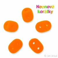 Produktová fotografie - oranžové neonové korálky s UV efektem (© Jan Jirouš)