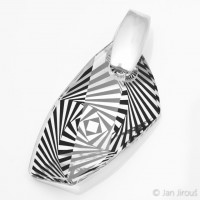 Produktová fotografie - stříbrná šlupna (AG925) na skleněném přívěsku Swarovski Elements (© Jan Jirouš)