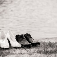 Svatební boty v trávě (© Jan Jirouš)