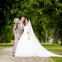 Svatební foto - zámecký park Sychrov, nevěsta s dlouhým závojem (© Jan Jirouš)