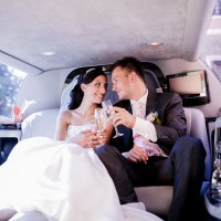 Novomanželský přípitek v limuzíně (© Jan Jirouš)