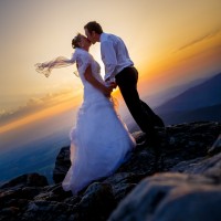 Svatba, novomanželé při západu slunce na Ještědu (© Jan Jirouš)